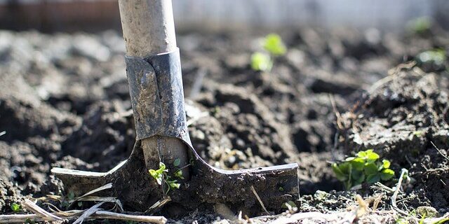 09-farmer-equipment-2047314_640