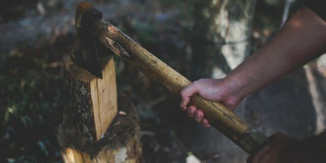 11-poor-woodcutter-man-791342_640