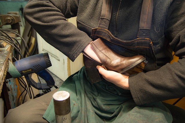 12-lady-and-shoemaker-shoe-repair-4811444_640
