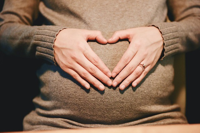 16-man-and-woman-pregnant-2568594_640