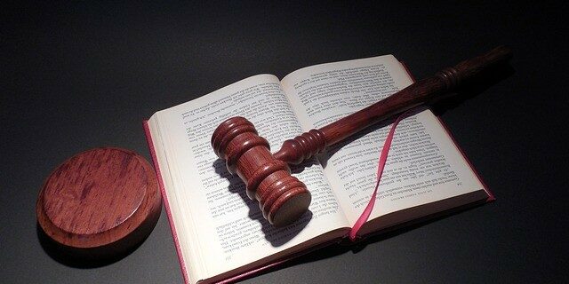 13-judge-divorced-hammer-1707705_640